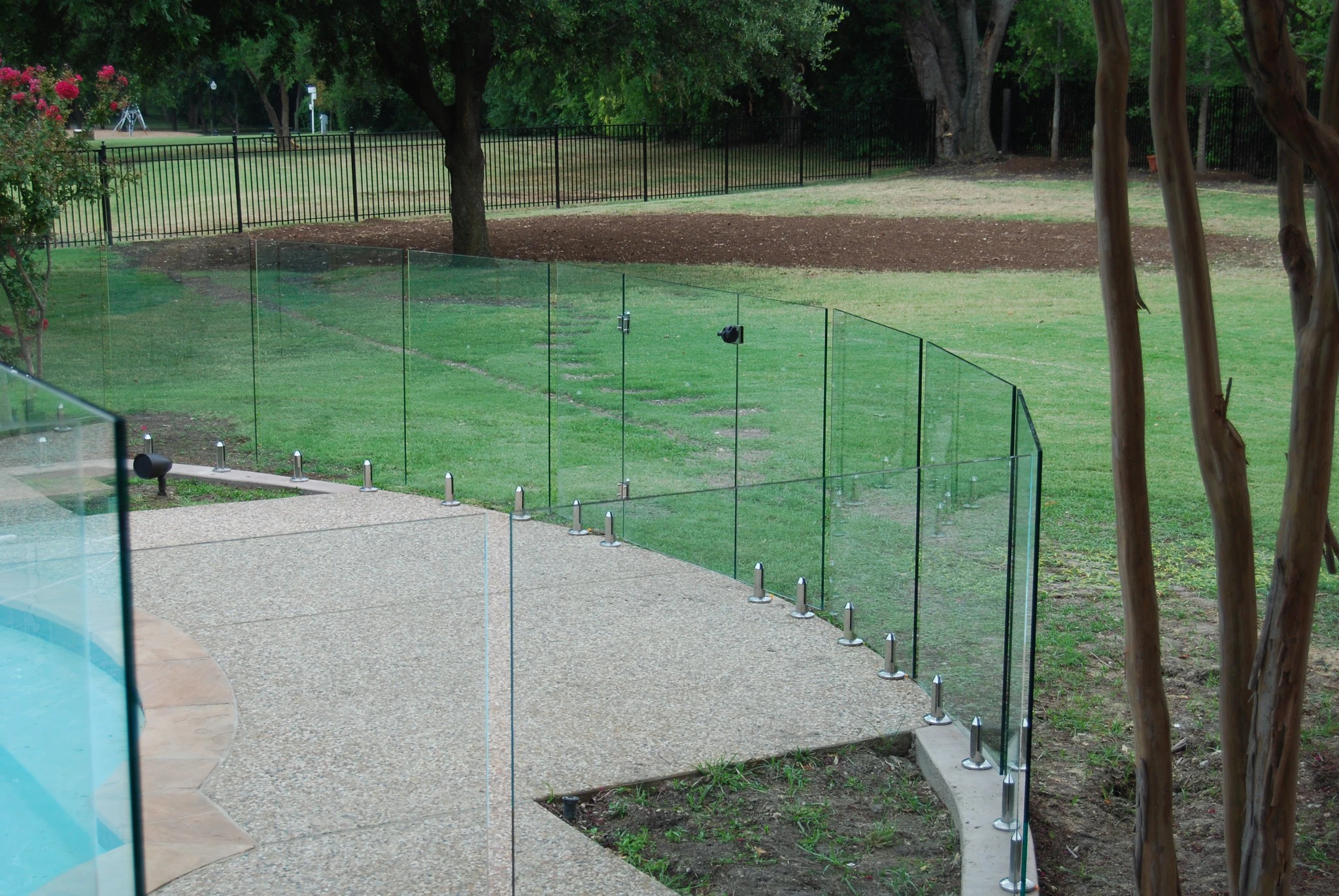 glass-pool-fence-curve